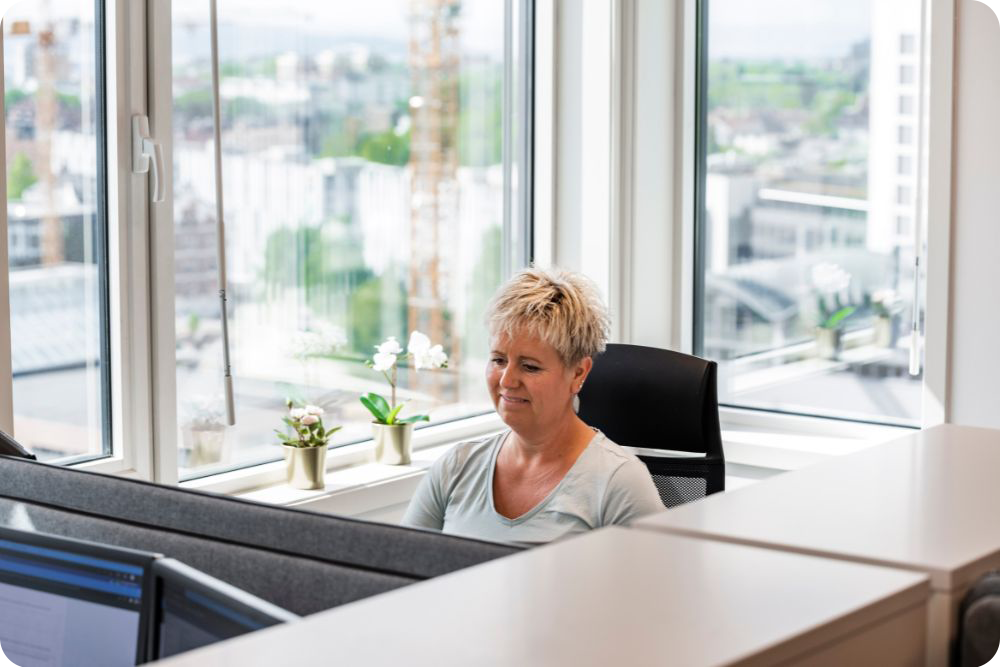 Dame på kontor med utsikt over Nydalen sentrum